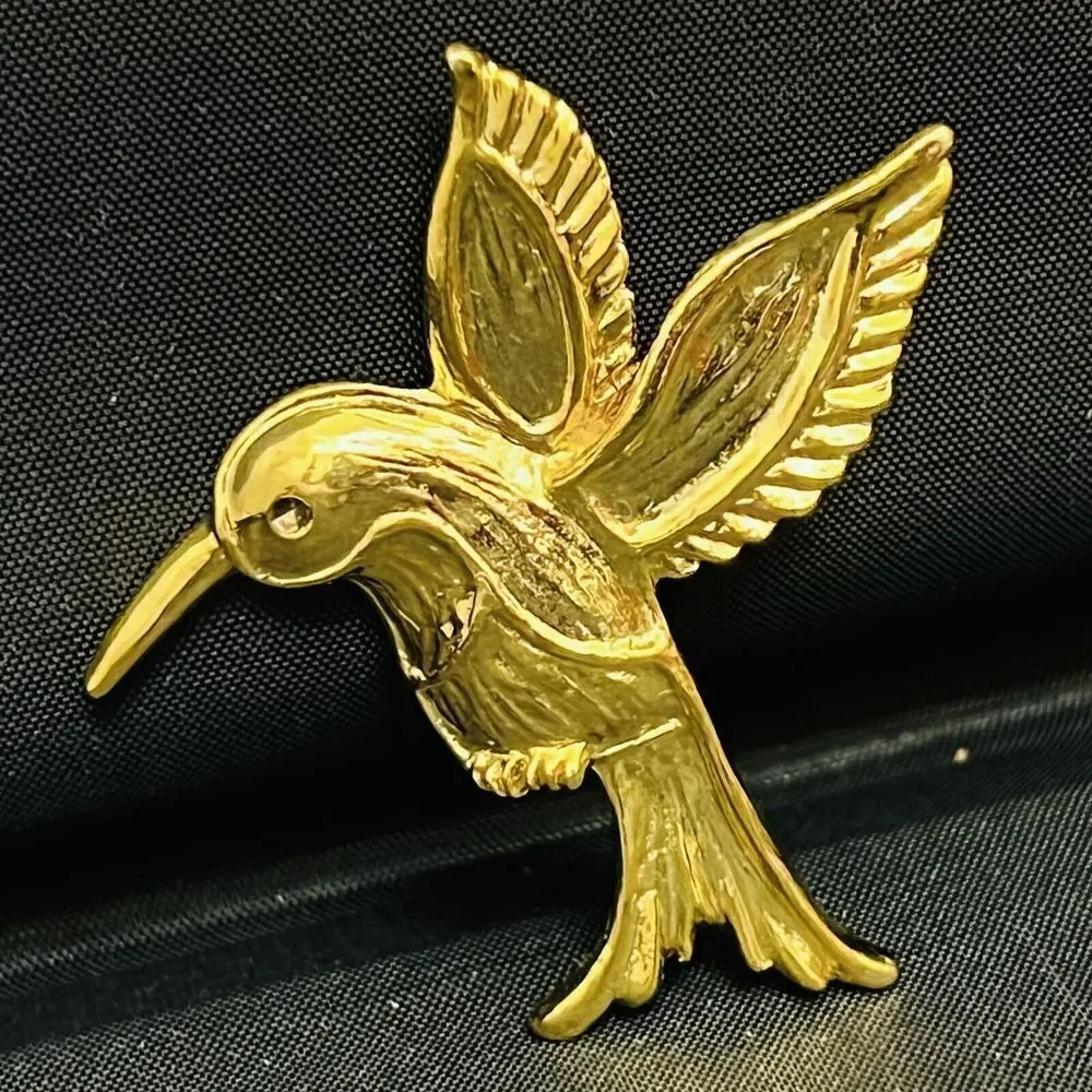 Vintage AAI Signed Gold Tone Textured Hummingbird Brooch 4095
